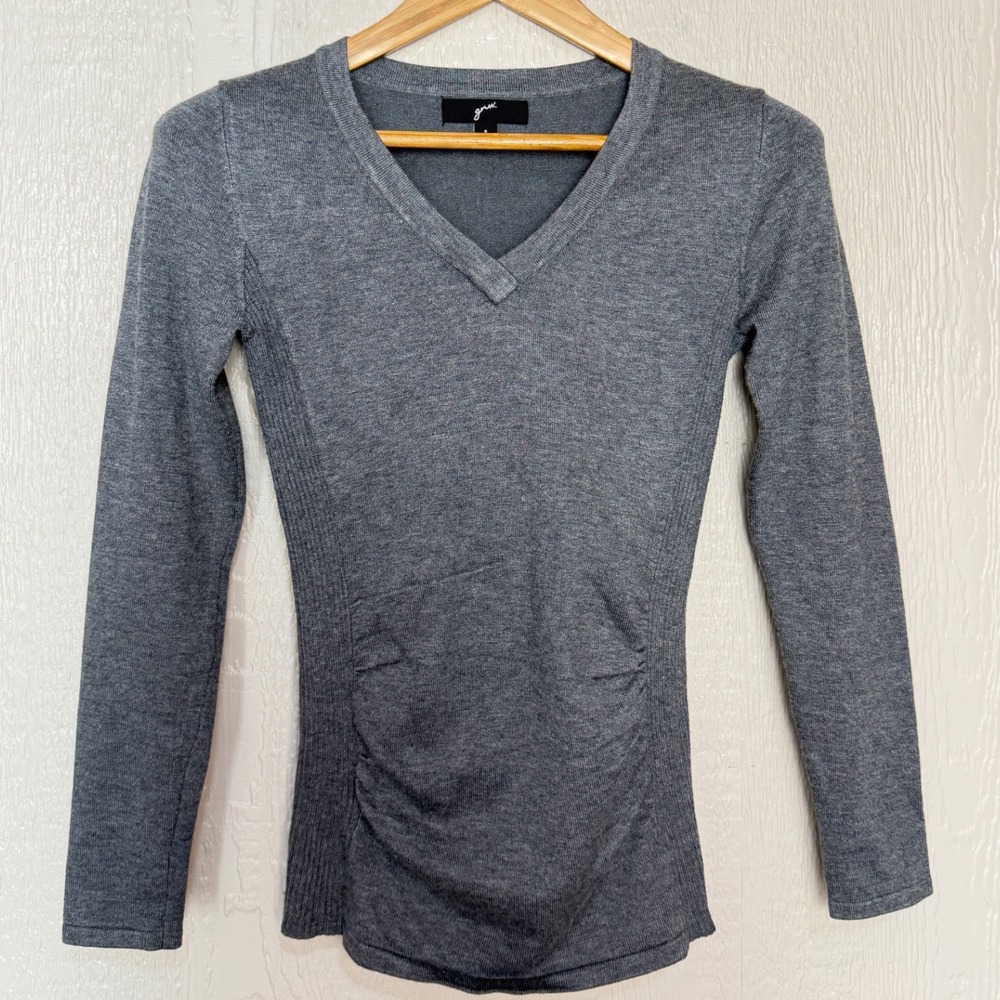 GNW Women Gray V-Neck Long Sleeve Ribbed Side Ruched Front Knit Sweater Small